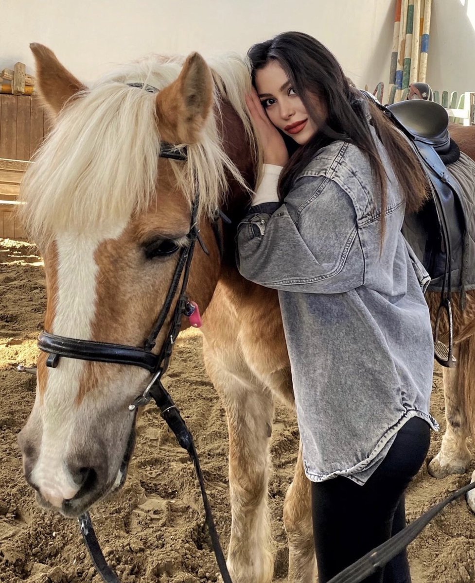 Choose the horse or me? https://t.co/JxmdRWZEPA