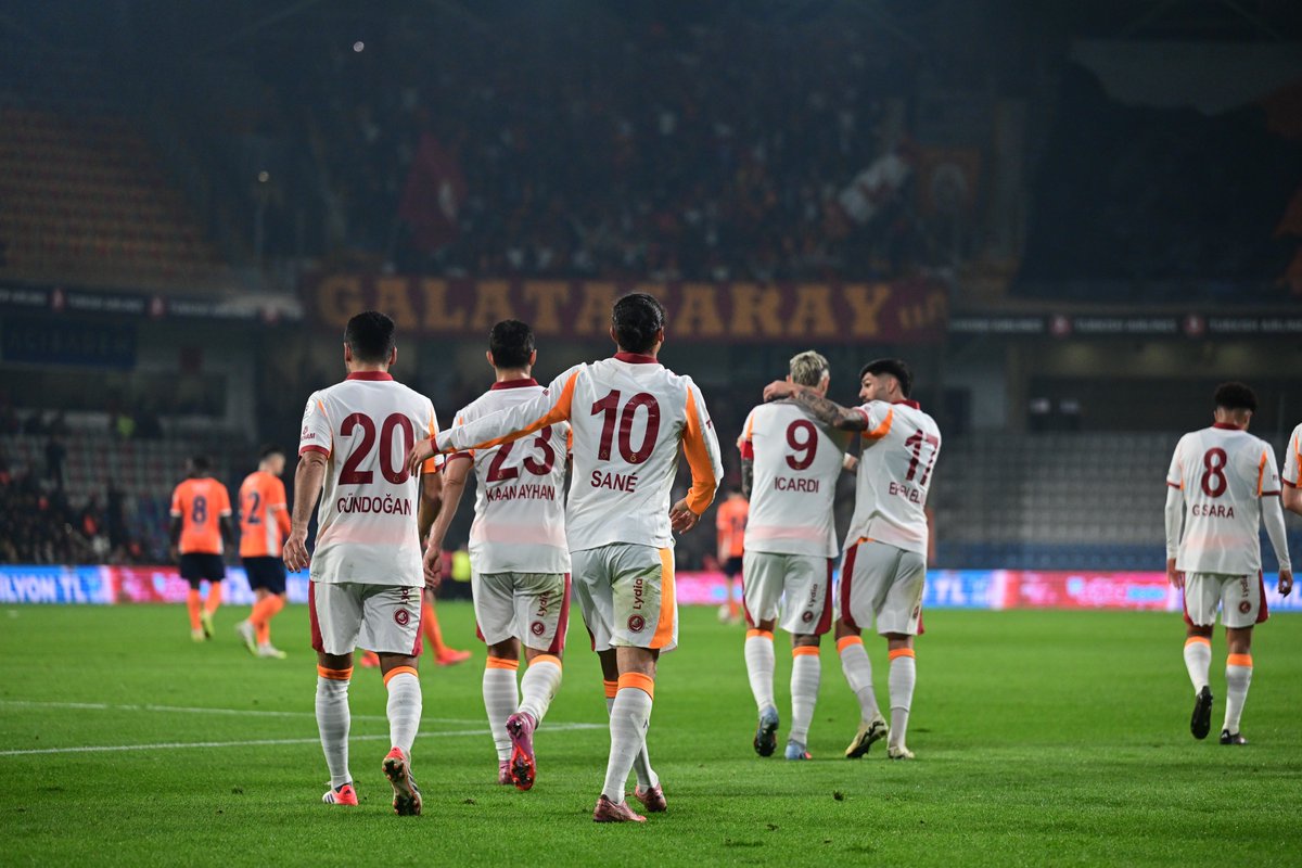 GalatasaraySK's tweet photo. 🌃 İyi geceler büyük #Galatasaray ailesi! 💛❤️ https://t.co/heNjA0X0rH