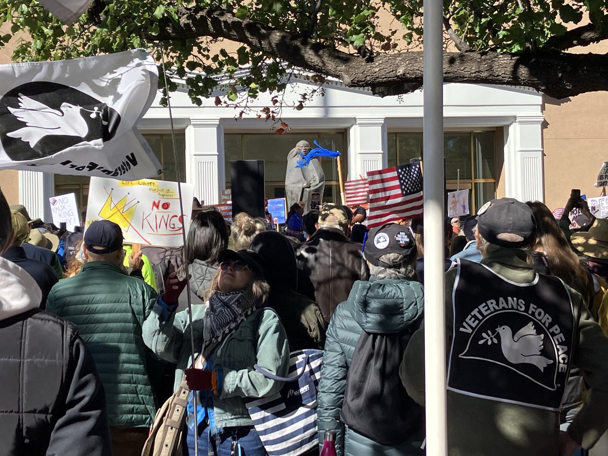 herepath's tweet image. September 18, 2025: #VeteransForPeace #NoKings #SantaFeNM 🎶Somethin’ happenin’ here🎶