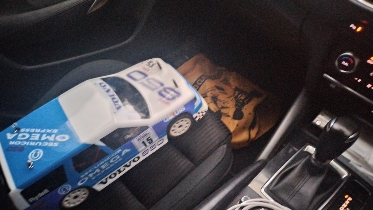 airacomet_p59rc's tweet image. 雨降ってるけど、とりあえず出発〜

今日の助手席はボルボ850エステート on #foxhound ♪
さらに足元には例のバッグに入ったエクストラーダ☆

あめ、やむといいけど…(⁠ب⁠_⁠ب⁠)