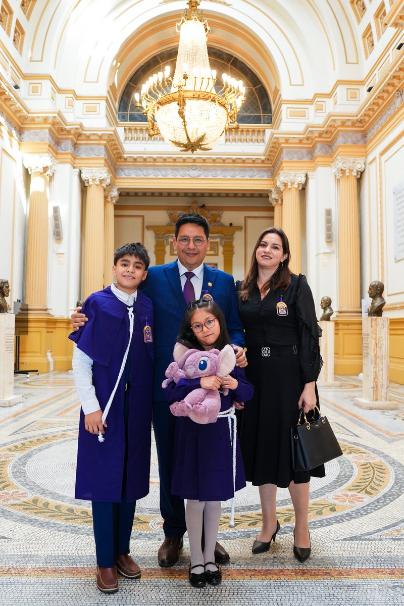 A pocos minutos de recibir al Señor de los Milagros, junto a mi esposa Mariana y mis hijos Carlo y Valentina, nos preparamos para vivir un momento que quedará grabado para siempre.
Conmemoramos nuestra fe, esperanza y unión, pidiendo que Dios ilumine cada uno de nuestros