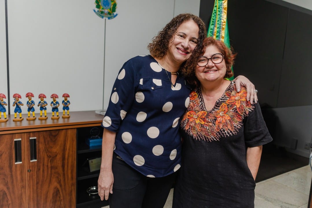 Hoje é dia de celebrar ela, que transforma as palavras em genuína beleza, minha amiga e camarada, <a href="/cidapedrosa65/">Cida Pedrosa 🌻</a>. Poetisa de mão cheia, essa sertaneja arretada espalha sensibilidade, força e coragem por onde passa. Um feliz novo ciclo! Grande beijo, camarada!
📷 Luara Baggi