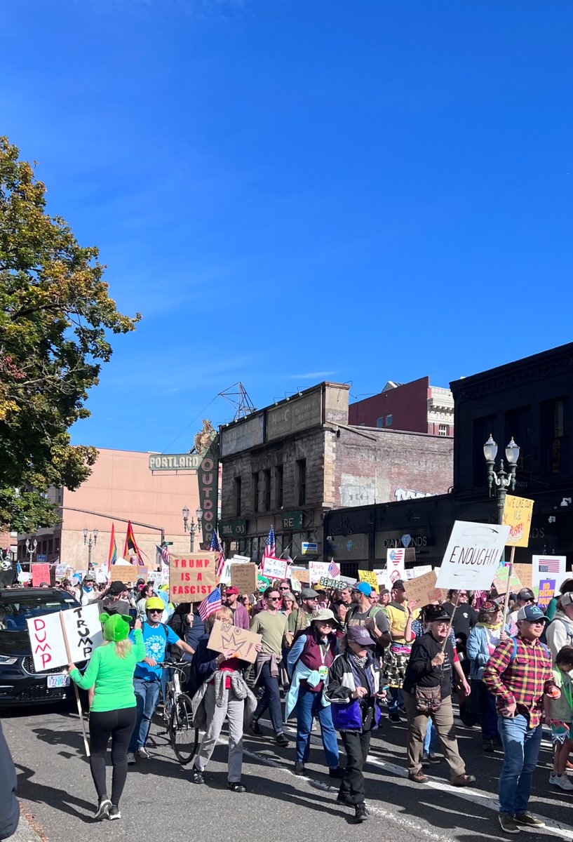 Portland NO KINGS! 2025 🌹🇺🇸
(1st photo by <a href="/vickieaconnor/">Vickie Connor</a>)
