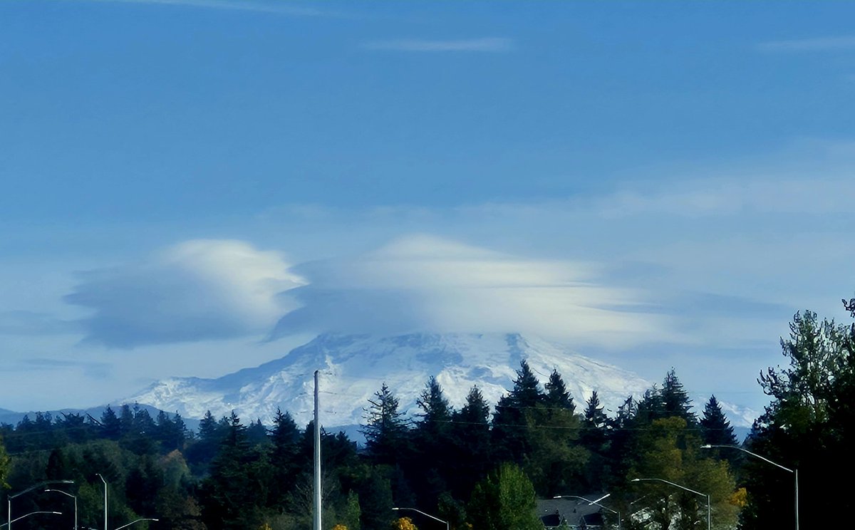 chriscabe3's tweet image. #mthood putting up a show #lenticularclouds #orwx @CamilaOrtiTV @fox12oregon @fox12weather @major_weather
