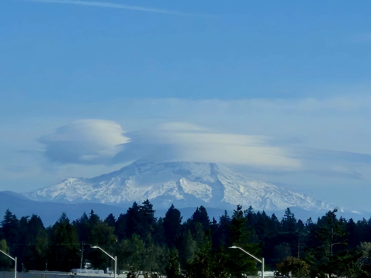 chriscabe3's tweet image. #mthood putting up a show #lenticularclouds #orwx @CamilaOrtiTV @fox12oregon @fox12weather @major_weather