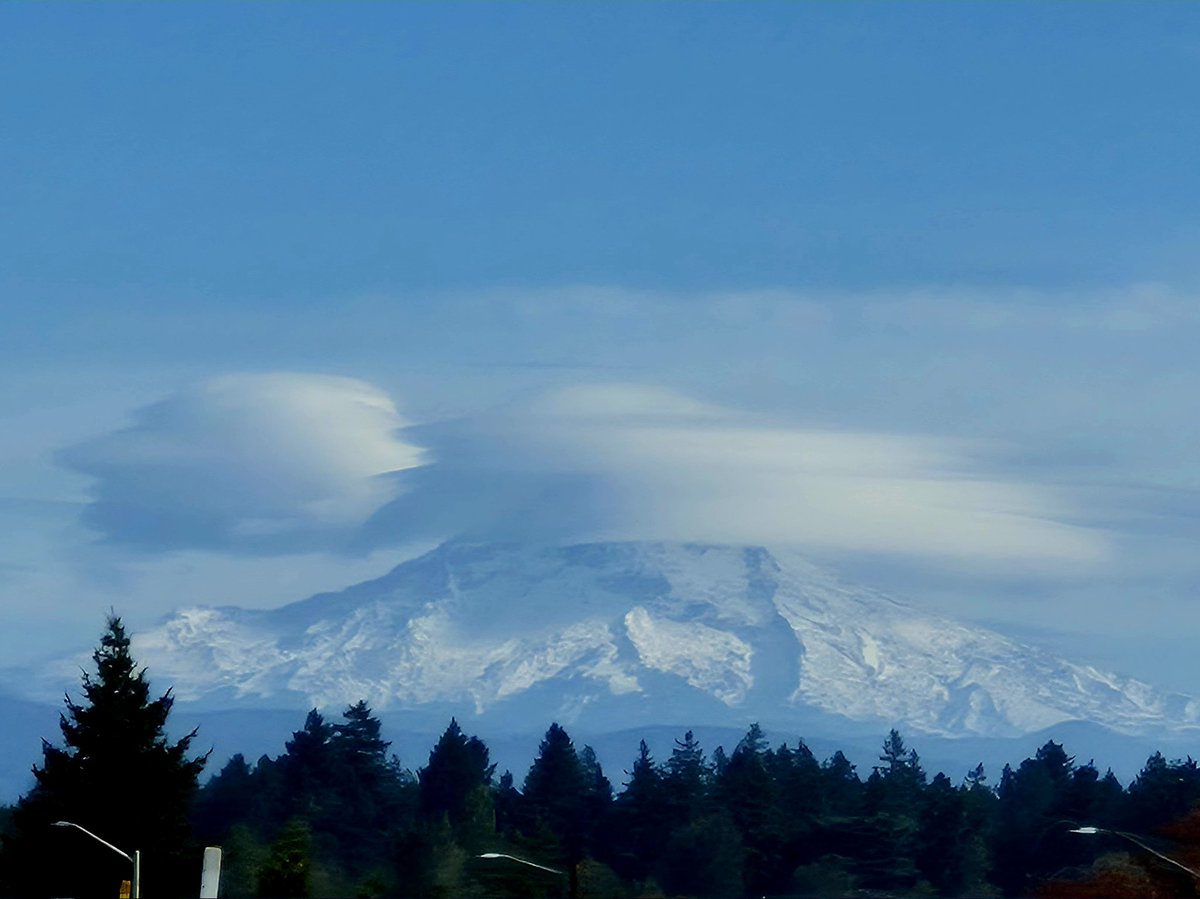 chriscabe3's tweet image. #mthood putting up a show #lenticularclouds #orwx @CamilaOrtiTV @fox12oregon @fox12weather @major_weather