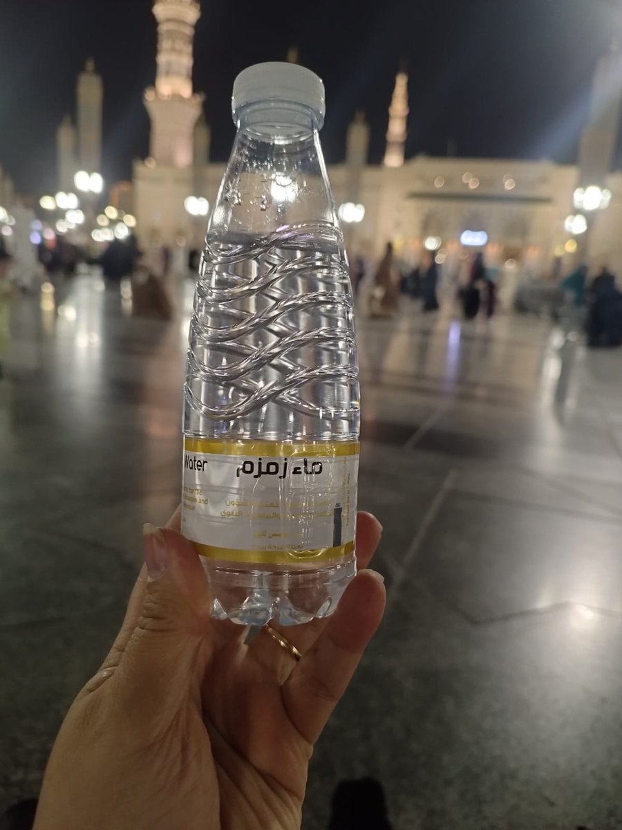 التضلع بماء زمزم هو الامتلاء منه شبعاً وريّاً حتى يبلغ الماء أضلاع من شرب 
 طعامُ طُعْمٍ، وشفاءُ سُقْمٍ"
ماء زمزم لما شرب له، إن شربته لعطش رويت،
وإن شربته لجوع شبعت ، 
 وأن الإنسان إذا كان كثير النسيان وشربه للحفظ صار حافظاً ، 
وإذا شربه لأي غرض ينفعه"♥️
والدعاء يستجاب عند شربه