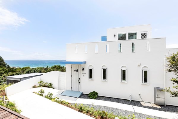 「パスポートのいらないサントリーニ島」がしあわせすぎる。全室オーシャンビューの贅沢空間…50㎡クラスのお部屋、土日祝でも1人17,000円〜(2名1室)朝食付き。