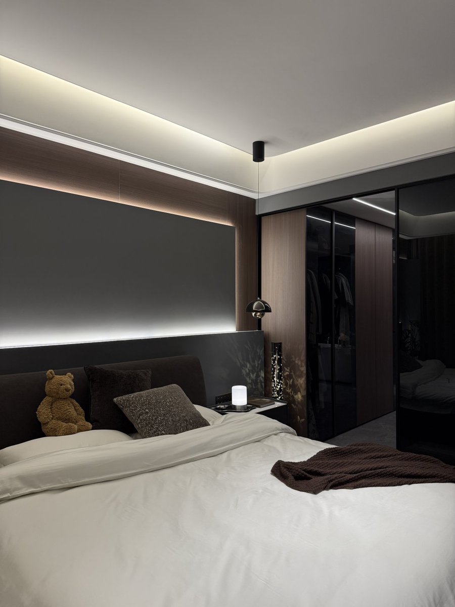 CorevcShort's tweet image. 枕にはまだ夢の余韻が残ってて、離れたくないな💭