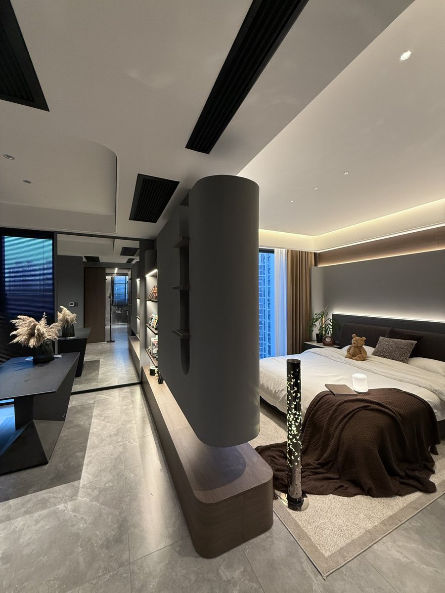 CorevcShort's tweet image. 枕にはまだ夢の余韻が残ってて、離れたくないな💭