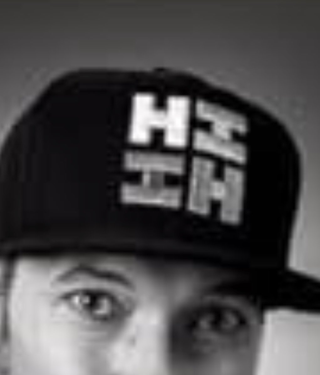 anyone else seeing what i’m seeing in the middle of his hat………