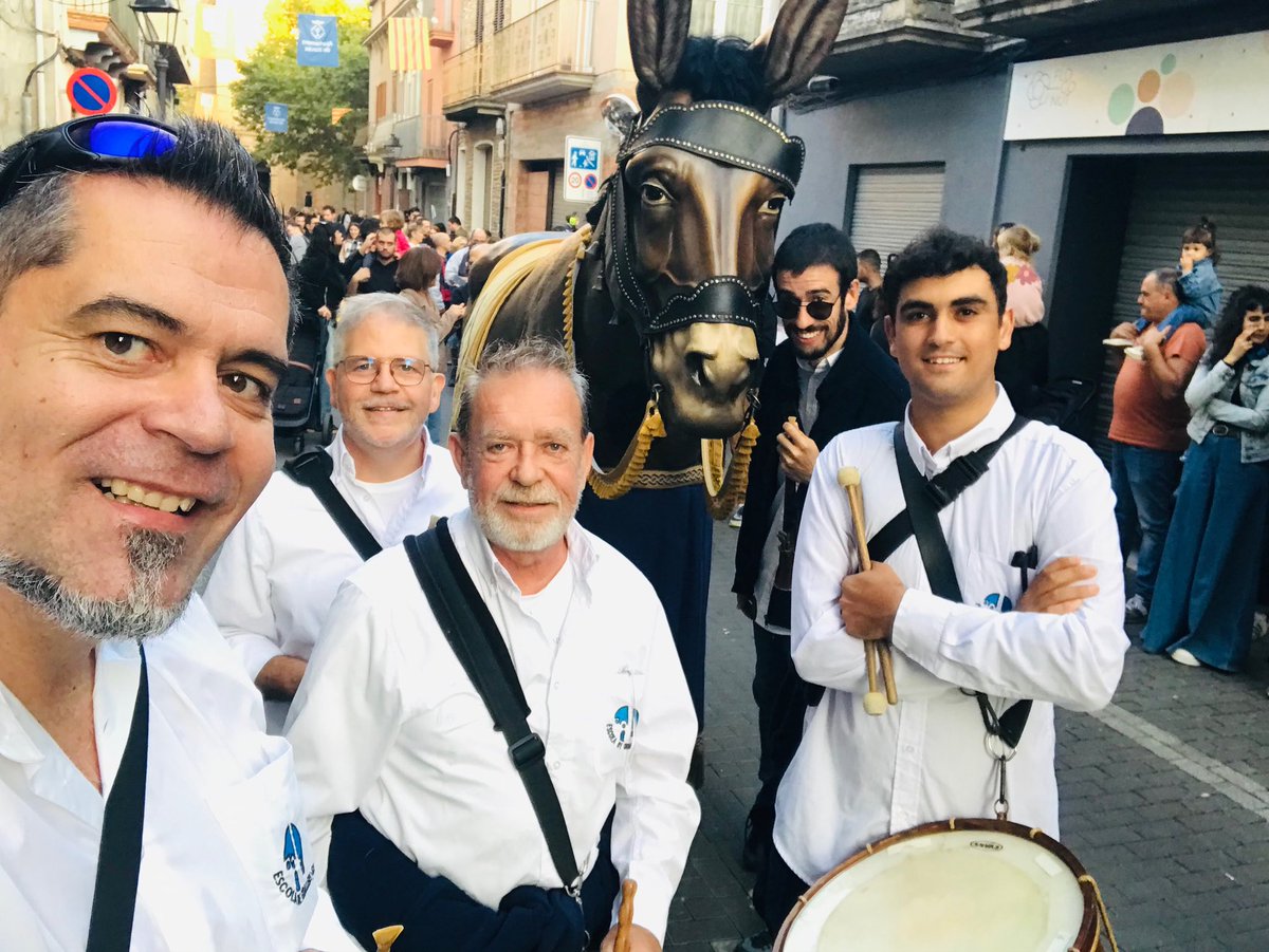 Aquesta tarda hem tocat a Navàs acompanyan la <a href="/mulassadelprat/">MULASSA DEL PRAT</a>. Que bé que balla aquesta mulassa!!! 🙌🏻🙌🏻🙌🏻🙌🏻 #gralla #mulassa #tradició #timbal #dinapontusenruta