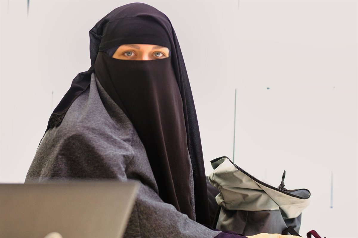 Portugal ha dado una valiosa lección al resto de Europa y ha prohibido el burka en espacios públicos. Suiza aplicó la misma medida en enero. 

Es un pequeño paso, aún faltan muchos más si queremos evitar que se impongan estas creencias en Occidente. Espero que esto sirva de
