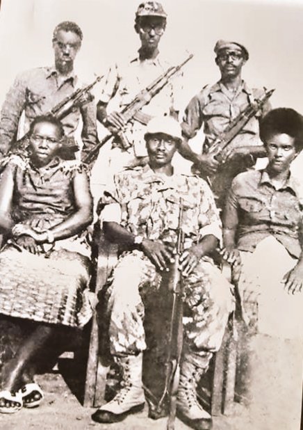 Rare view of President Yoweri Museveni of Uganda 🇺🇬 seated, with President Paul Kagame of Rwanda 🇷🇼 standing directly behind him.