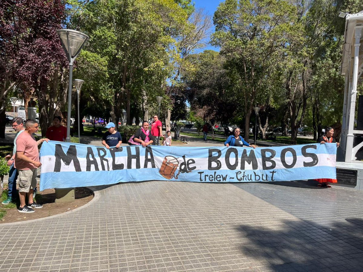#Trelew | La presidente del HCD <a href="/monaji_claudia/">Claudia Alejandra Monají</a> y el concejal <a href="/Leoferrelli84/">Leonardo Ferrelli</a> acompañaron la 8º edición de Marcha de los Bombos, que combinó música folclórica,  danzas típicas y variadas actividades en la Plaza Independencia.

Participó del evento la diputada <a href="/SoniaCavagnini/">Sonia Cavagnini</a>.