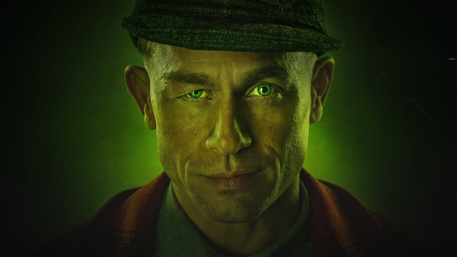 PURAS MENTIRAS MOSTRARON EN LA SERIE!

Ed no practicaba la asfixia autoerótica.

No tuvo una relación sentimental con Adeline Watkins. Ella alegó ser novia de Gein cuando los medios de comunicación llegaron a Plainfield después del descubrimiento de los crímenes. Luego aceptó que