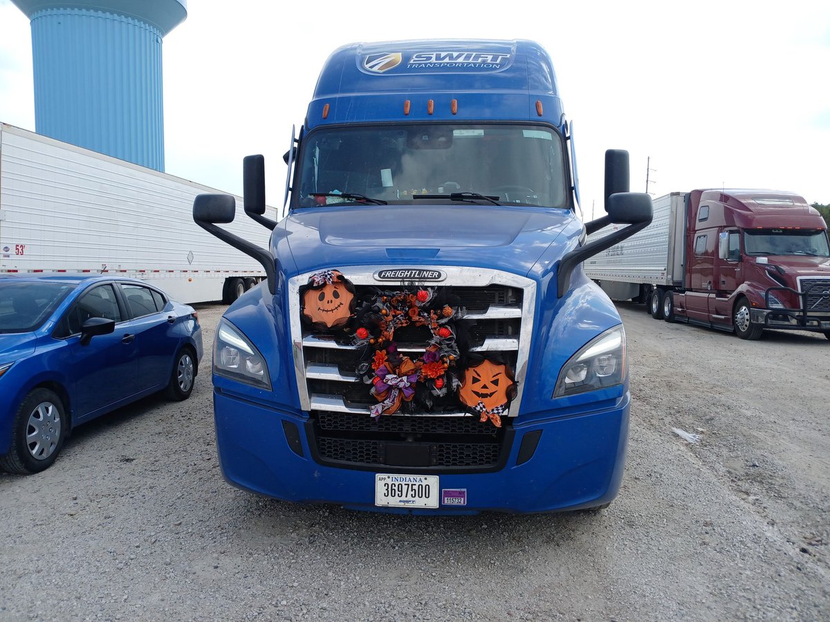 SwiftTransport's tweet image. Driver, Jen, is getting into the SPOOKY SPIRIT! 🎃
