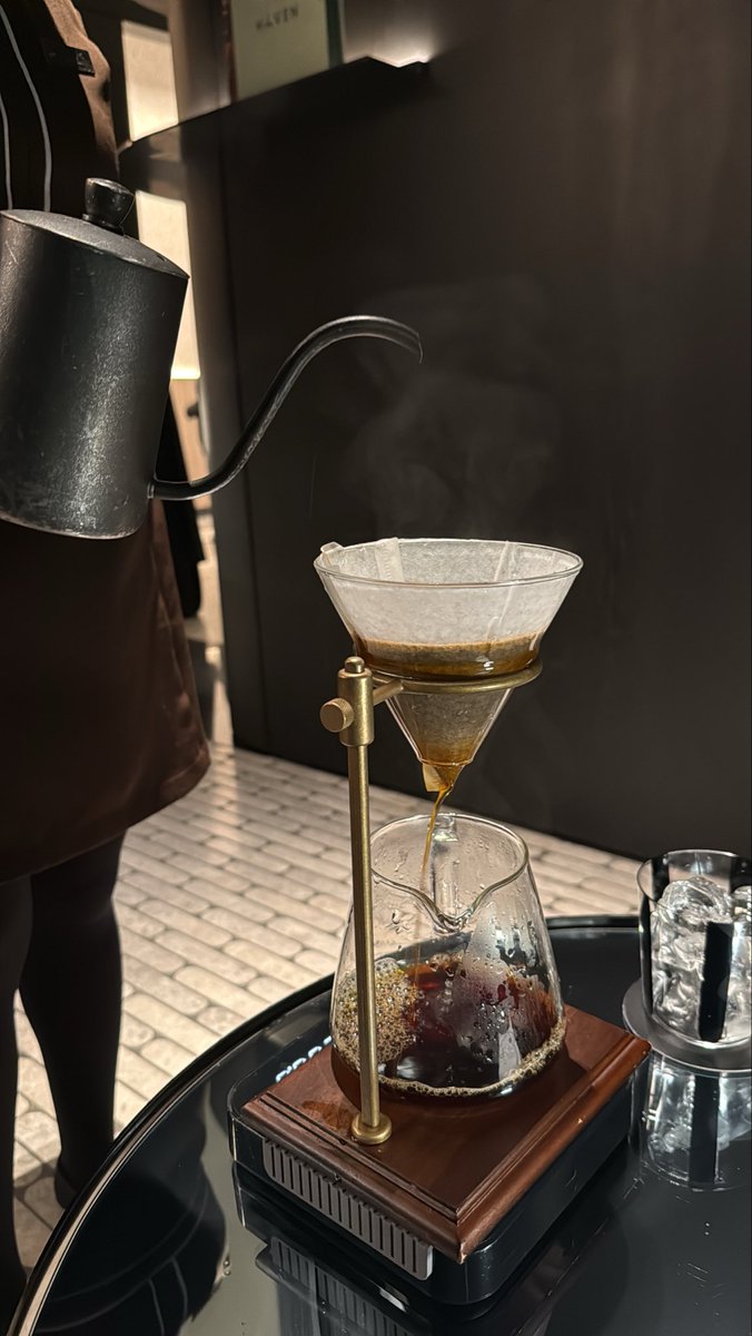 يا مايس القدّ من جيدك الين الجبين 
مسيرةٍ من سراها صار مجنونها 

مابك عذاريب أخاف الناس تعطيك عين 
حاول تَعَذرب عشان تصدّد عيونها

 ظفرت بك يا بعد الأحزان والراحلين 
اصدع بـ أحبك وخل الناس يوحونها