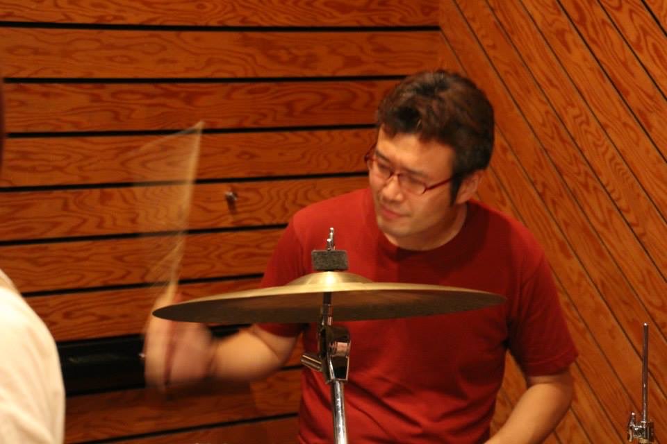 FTJSjamlesson's tweet image. 楽器を弾く指先はどこから?
解剖学的には
指は手首に繋がり
手首は鎖骨から始まる
そして
肩甲骨、肋骨、背骨と繋がり
骨盤から股関節と繋がる
股関節は大腿骨から
脛骨、腓骨、足指まで繋がる
要するに
全身指先と繋がり
さらに音空間を介して
他人とも繋がる
これが達人の身体感覚の一端