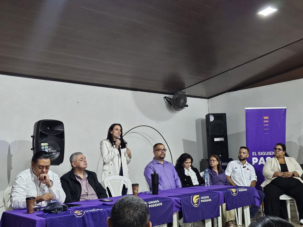 Productorcr's tweet photo. Hallazgo del siguiente reporte del #ObservatorioDigital que saldrá el 27 de Octubre: @Natdiaquin baja en #RelevanciaDigital y no está en las primeras 6 candidaturas que mueven la conversación digital política del país. Se “apagó” por estrategia o por consecuencia? #VotoCR https://t.co/DEDVN0dnWQ