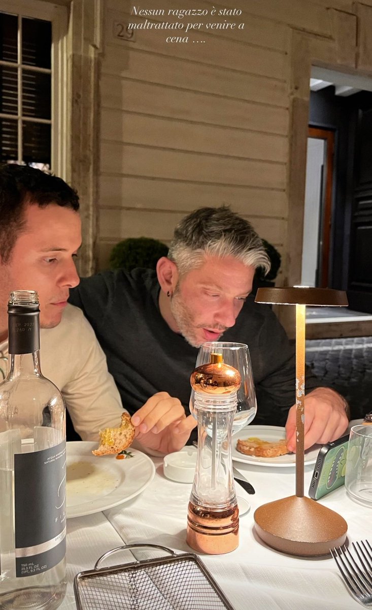 CinziaScannone's tweet photo. I nostri #donnavassi fuori a cena ma guardano lo stesso la πβ€οΈ
#drojette https://t.co/lbeObKr21X