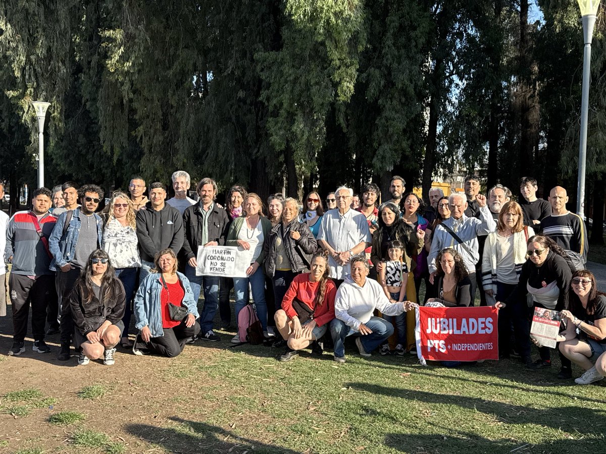 PTSarg's tweet photo. Tres de Febrero | los vecinos y vecinas se plantan contra los negocios inmobiliarios que impulsa el intendente Valenzuela y la privatización de los bosques de eucaliptus 🌳. 

No quieren más cemento ni negociados: quieren espacios verdes, públicos y para la comunidad.

Hoy las vecinas y vecinos estuvieron charlando junto a @NicolasdelCano sobre cómo seguir organizándose para frenar este atropello. Este 26 de octubre llenemos el Congreso de voces que defiendan lo común, no los negocios de unos pocos ✊❤️‍🔥