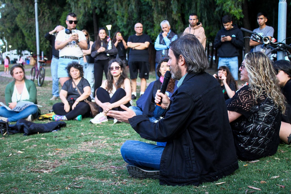 PTSarg's tweet photo. Tres de Febrero | los vecinos y vecinas se plantan contra los negocios inmobiliarios que impulsa el intendente Valenzuela y la privatización de los bosques de eucaliptus 🌳. 

No quieren más cemento ni negociados: quieren espacios verdes, públicos y para la comunidad.

Hoy las vecinas y vecinos estuvieron charlando junto a @NicolasdelCano sobre cómo seguir organizándose para frenar este atropello. Este 26 de octubre llenemos el Congreso de voces que defiendan lo común, no los negocios de unos pocos ✊❤️‍🔥