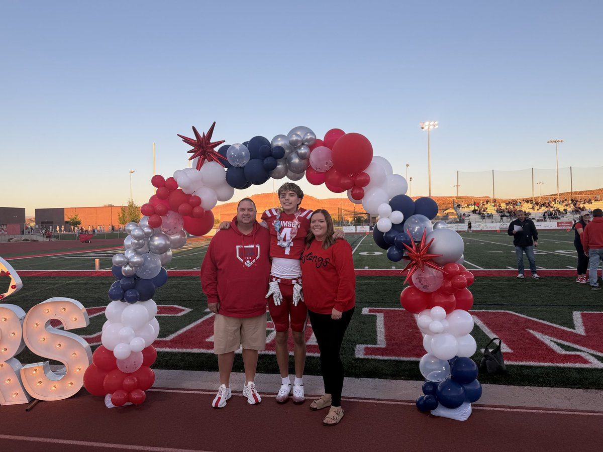BritonPhillips's tweet photo. Senior Night could not have been any better! #REDK1NGDOM
@ALOFIPOtribe @CoachAndyStokes @CoachKWeiss https://t.co/eNhcJei9vw