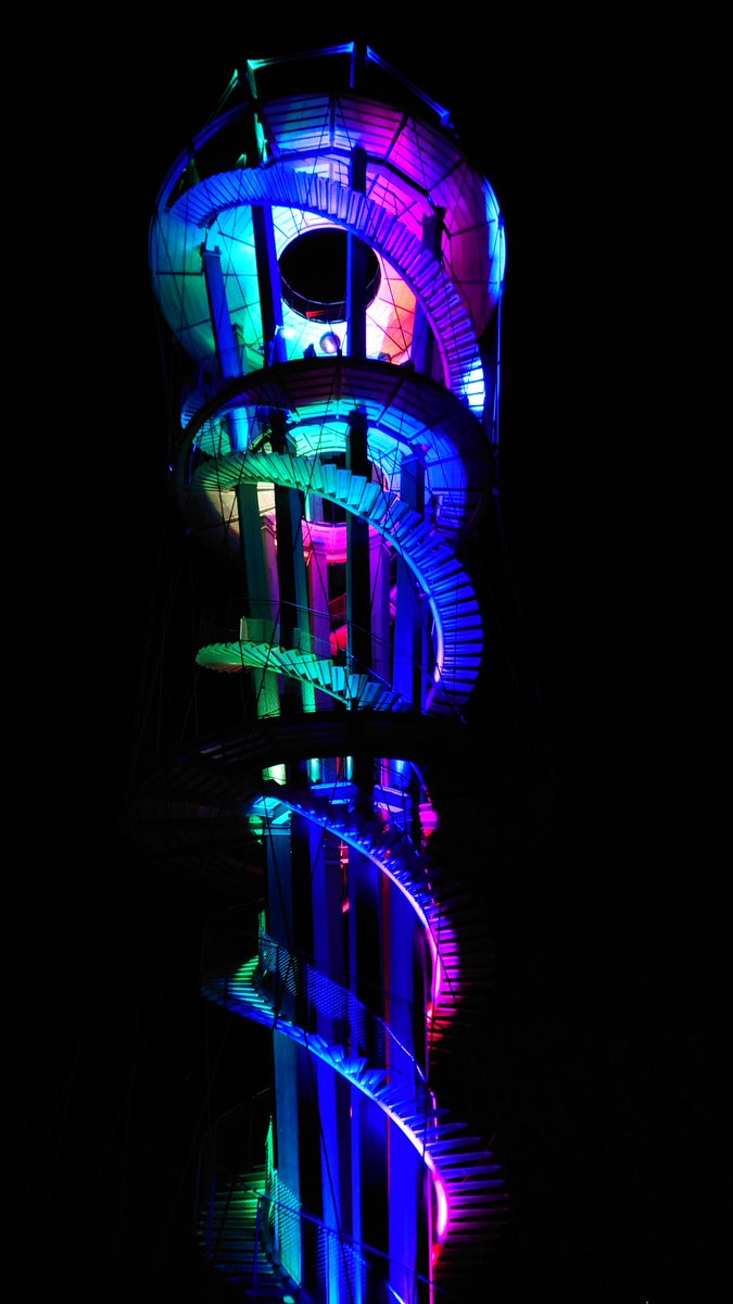 Der Herrenberger Schönbuchturm heute Abend in ein besonderes Lichtgewand gekleidet - Inklusive Farbwechsel im Takt der Musik.