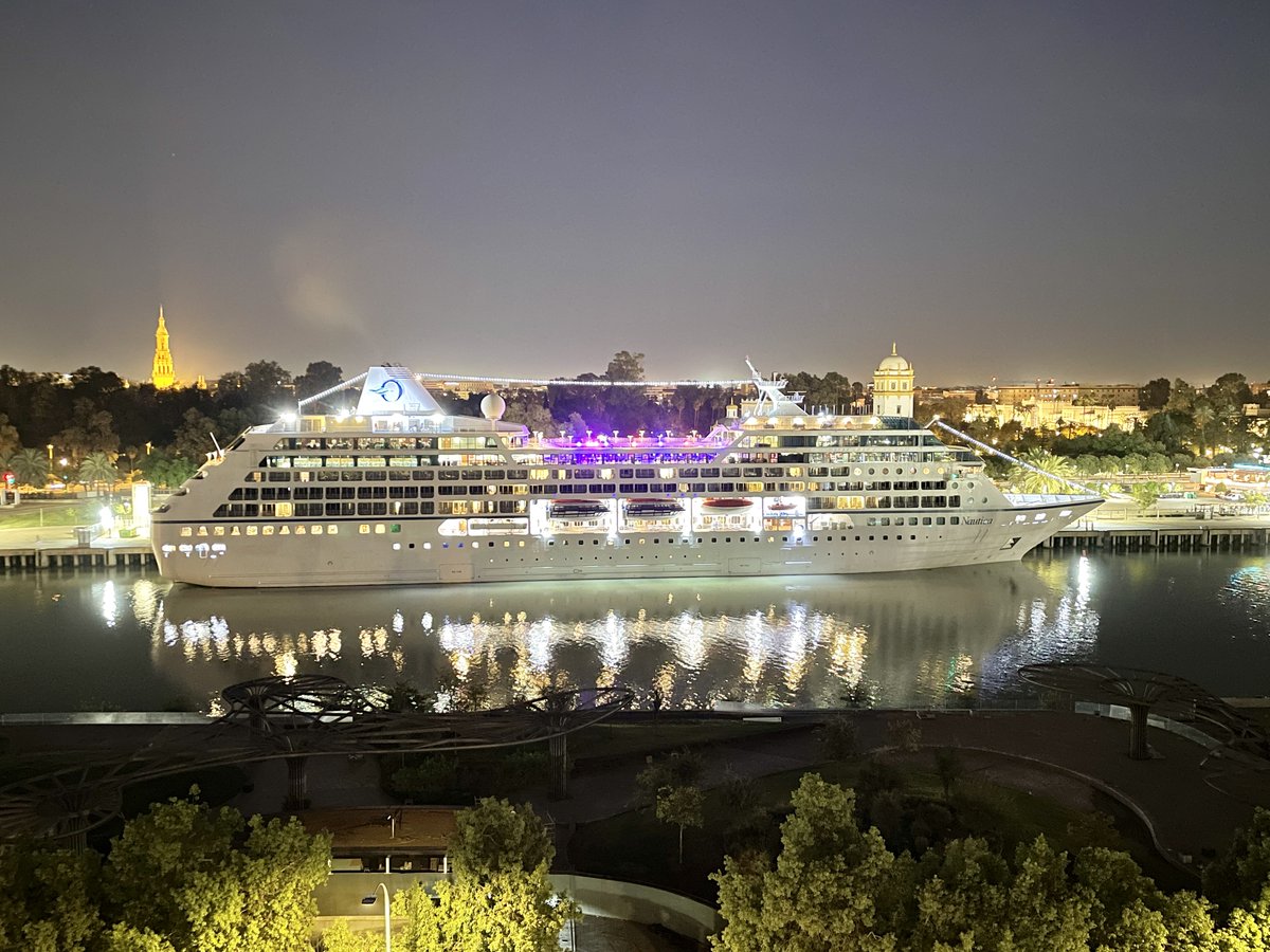 Crucero Nautica pasando la noche en el ⁦⁦⁦<a href="/PuertoDeSevilla/">Puerto de Sevilla</a>⁩ ⁦<a href="/fernandopsevill/">SOS PUERTO DE SEVILLA</a>⁩ ⁦<a href="/RioPuerto/">Sevilla, río y puerto</a>⁩