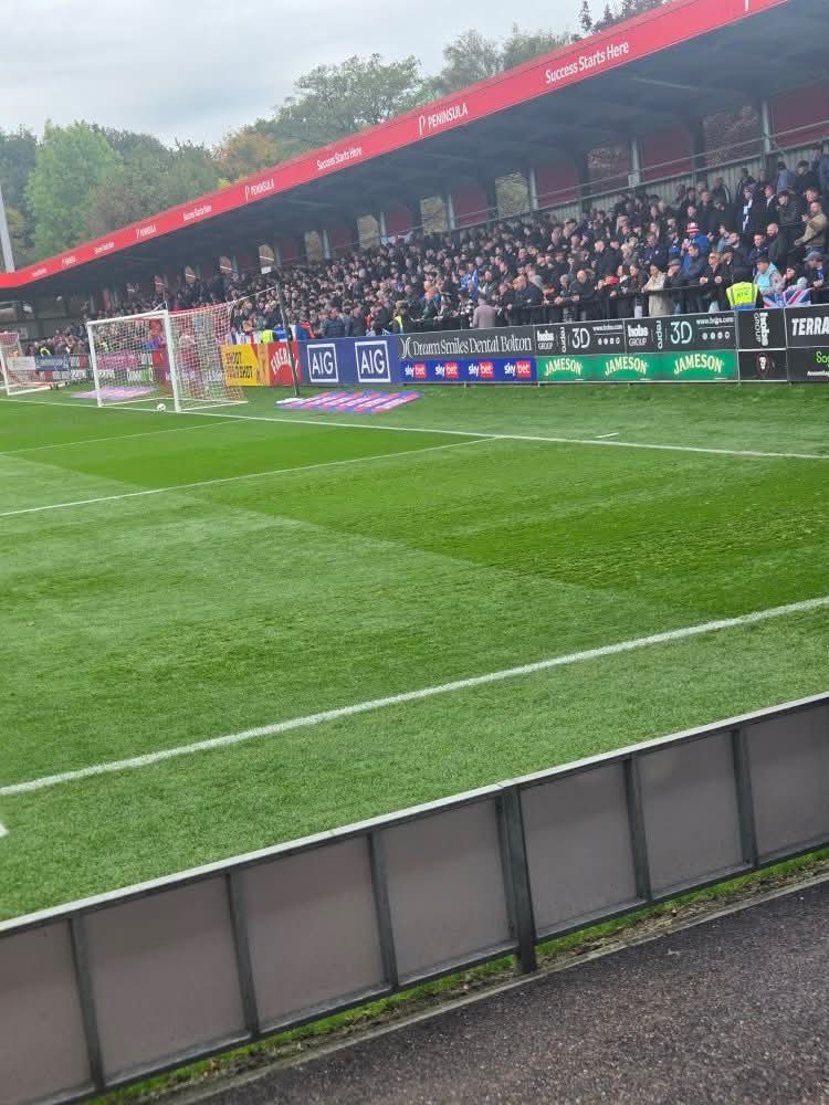 A sold out away end,
Fans in Good numbers,
Fans who Travel Well,
Fans who Sing their hearts out,
Fans who want to see our club do well,
That's Oldham Athletic, that our Club brings us together each weekend regardless of how we do. #oafc