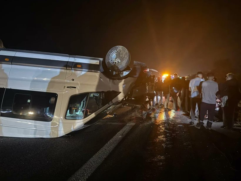 🔴 Kocaelispor taraftarları, Konyaspor deplasmanı dönüşü Bolu’nun Gerede ilçesinde kaza yapan bir servis aracına denk geldi. 

Hodri Meydan grubu, sağlık ekipleri olay yerine ulaşana kadar yaralı vatandaşlara ilk müdahaleyi yaparak destek oldu.

🔗 <a href="/noktatvgazetesi/">Nokta Gazetesi & Nokta TV</a>