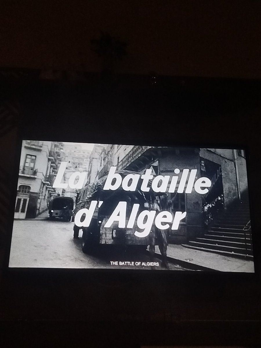 noite de sábado solitária e assistindo franceses cometerem atrocidades