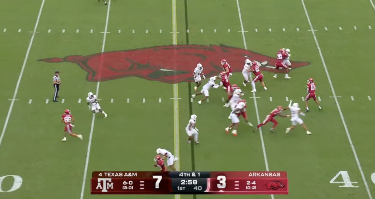 CarterthePower's tweet image. PETRINO IS GOING NUTS!

Taylen Green has got to throw that! 

Bobby runs this 4th &amp;amp; 1 leak quite a bit. 

Hit Luke Hasz for a TD vs Mississippi State last year.