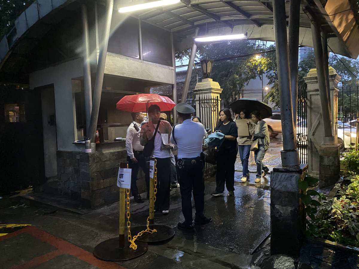 mei_theflame's tweet photo. NOW: UST Entrance Test (USTET) takers make their way to their assigned buildings on Sunday, Oct. 19, the first of four days for the exam.

Examinees began entering the campus at 5:00a.m., according to guards. | @abtheflame https://t.co/vGkyZz6nP9