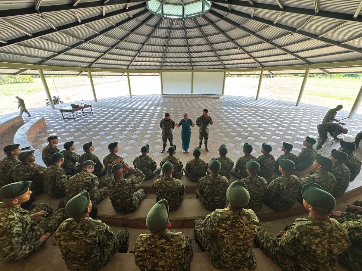 Ejercito_Div6's tweet photo. 💚 En el Fuerte Militar de Tolemaida, nuestra psicóloga del #CEFAM realizó una capacitación en salud mental al personal del BATOT 21.
Se abordaron temas como prevención de adicciones, relaciones sanas, campañas institucionales y programas del Centro de Familia.
#Brigada26 https://t.co/dpKyhhKBE9