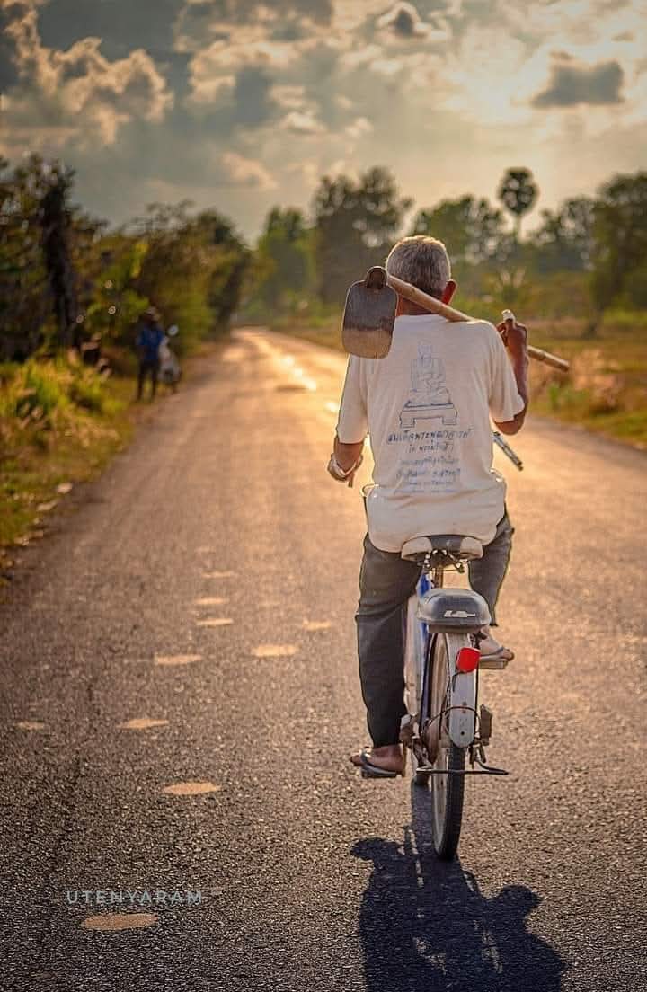 *काही गोष्टी पटत नसल्या तर तिथे* *बंड करा कारण गप्प बसले की* *लोक तुम्हाला षंढ समजू* *लागतात.* 
   🌹🌹 *शुभ सकाळ* 🌹🌹