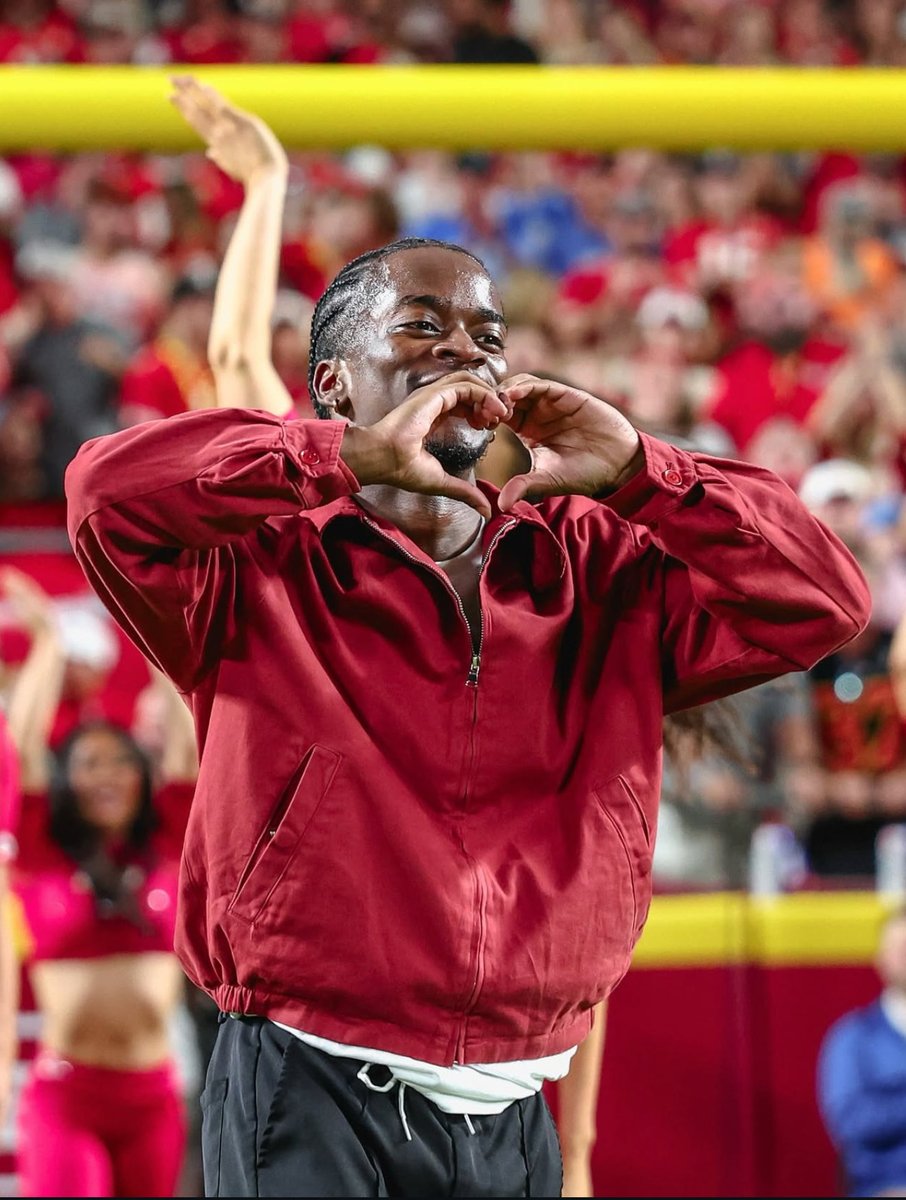 elijahjoliver's tweet photo. 10/12/25 #SNF @Chiefs vs. @Lions ❤️🫶🏿 #ChiefsKingdom https://t.co/HV9fJr2jVw