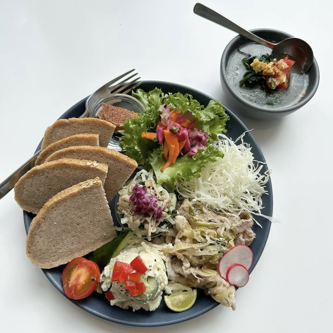 o_bashcrust's tweet photo. おはようございます。マチアソビ2日目、オーバッシュクラスト・オーバッシュカフェは土日とも朝7:30〜17:00まで営業（パンは売切れ次第閉店）東公園ステージ やUFOtablecinéma すぐそば！カフェは昨日は大きな混雑なく営業しました。一休みにぜひご利用ください💁‍♀️🍞🍧☕️ https://t.co/2heP01ExFI