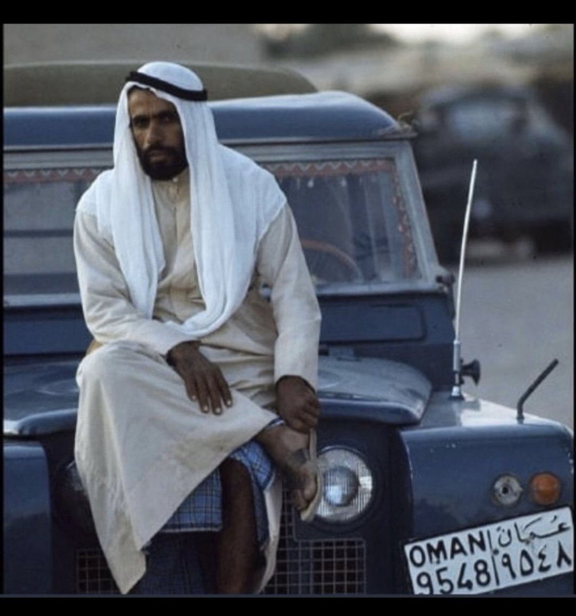 هل هذه الصورة للشيخ #زايد_بن_سلطان_ال_نهيان رحمة الله عليه

شدني رقم السيارة 

#عمان_الامارات