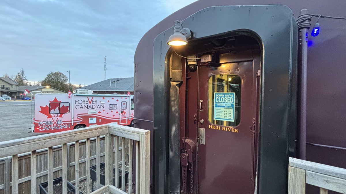 LukaszukAB's tweet image. HIGH RIVER, thank you for your hospitality. #ForeverCanadian volunteers hard at work.

This boy donated a gas gift card for the Unity Bus form his savings and wrote a touching letter. Canada is in safe hands with our youth. Thank you!

Also, found a train that goes nowhere. Hmm.