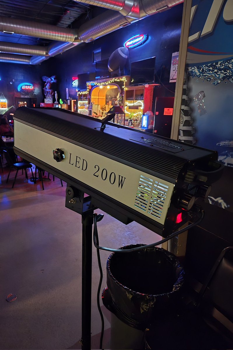 valleybitchh's tweet image. operating the spotlight at a drag show tonight #awesomesauce