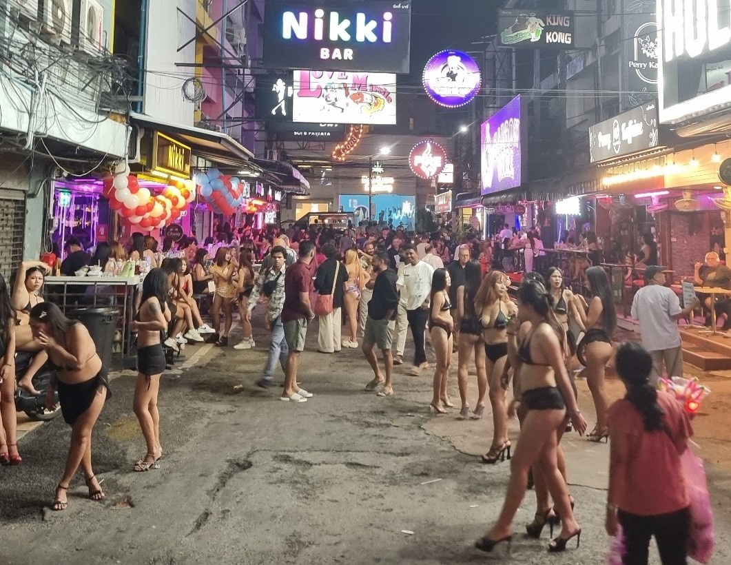 Seven's Weekly (click the link)
bangkokseven.com/pattaya-diary-…