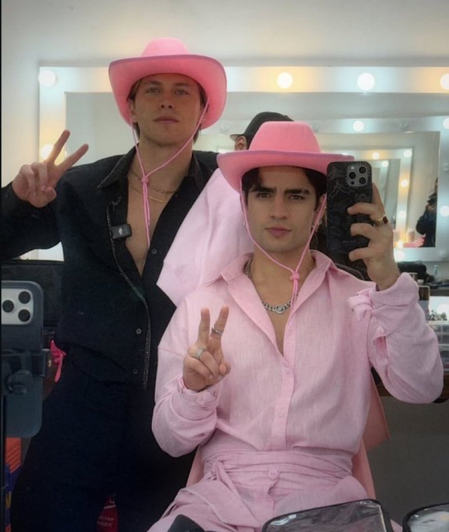 bejewelgirly's tweet photo. SU PRIMERA FOTO EN REDES COMO NOVIOS OFICIALES 😭😭😭😭😭😭 https://t.co/ExewtGO8sA
