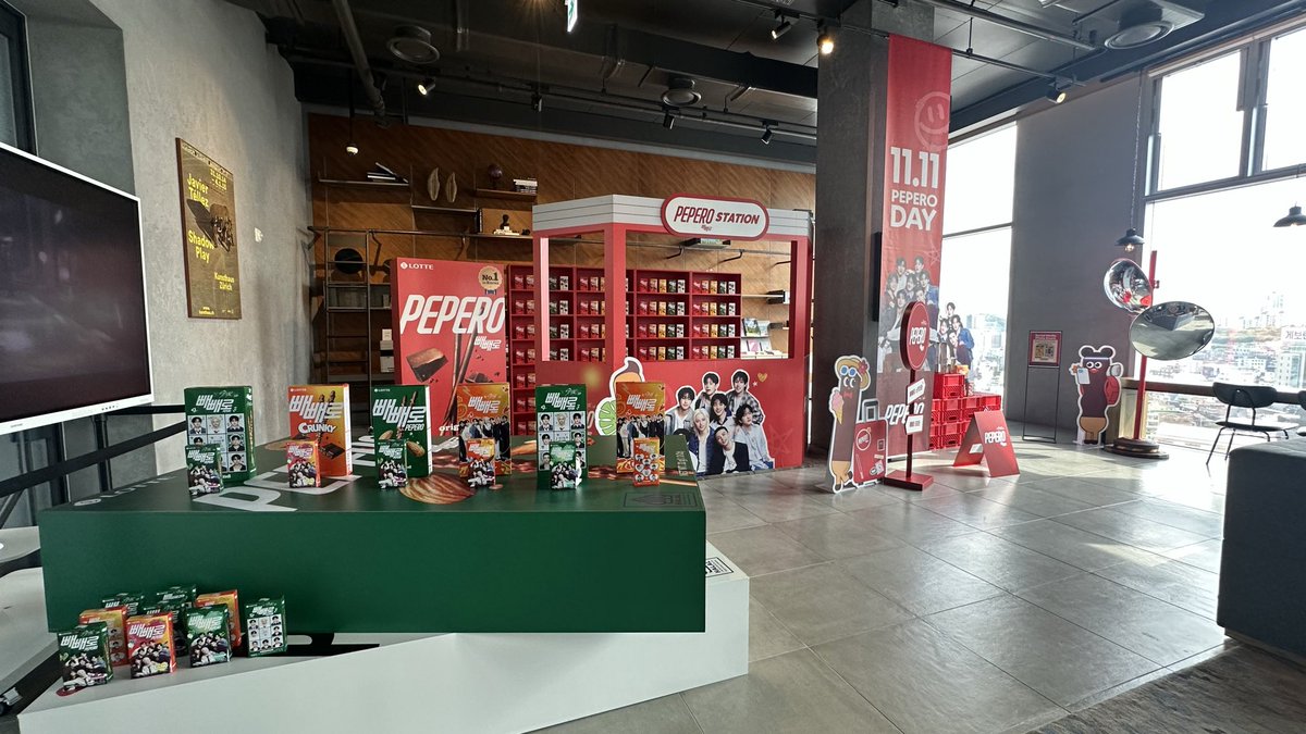 Ringo_644's tweet image. 弘大のL7ホテルの21階にペペロポップアップ✨凄い良い景色とキッズ達を眺められる♪
ここでペペロは買えないSNSツイートするとペペロのステッカーがもらえる
#빠배로
#PEPERO
#L7hotel
@playwith_pepero 
@l7_hotel