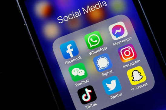 📲 ..

يقول حكيم في هذا الزمن:
“أصبحت لا أعاتب أحدًا
ولا أناقش ولا أجادل بتاتًا
بل أكتفي بمسح محادثة
أو إنهاء مكالمة والإبتعاد كثيرًا
لراحة نفسي وسلامة صحتي”.