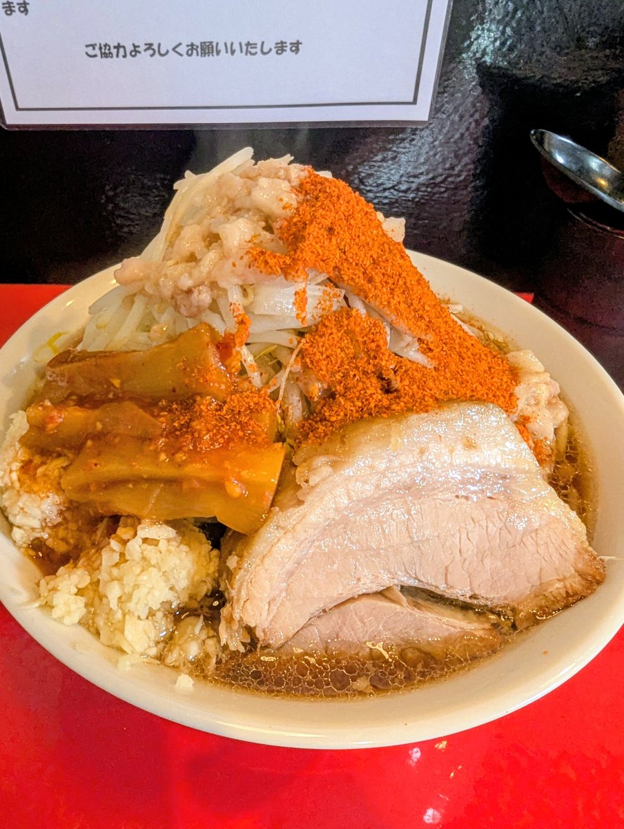 さすがに連日食い過ぎのような気もするが、明後日から出社であることを考えると今日が食べ納めとも言える。
鷹の目さんで豚入り小ラーメン、ヤサイマシニンニクマシマシアブラメンマ。

いただきます🙏