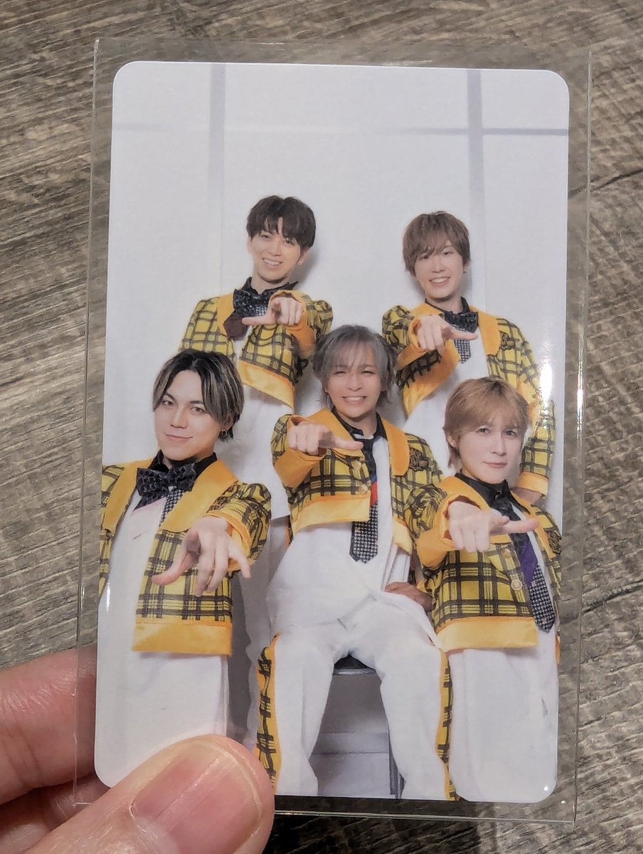 め。の集合トレカ、黄色着て漂白ポーズはエモすぎ（絶対にあおさん発案じゃない？これは🥲）