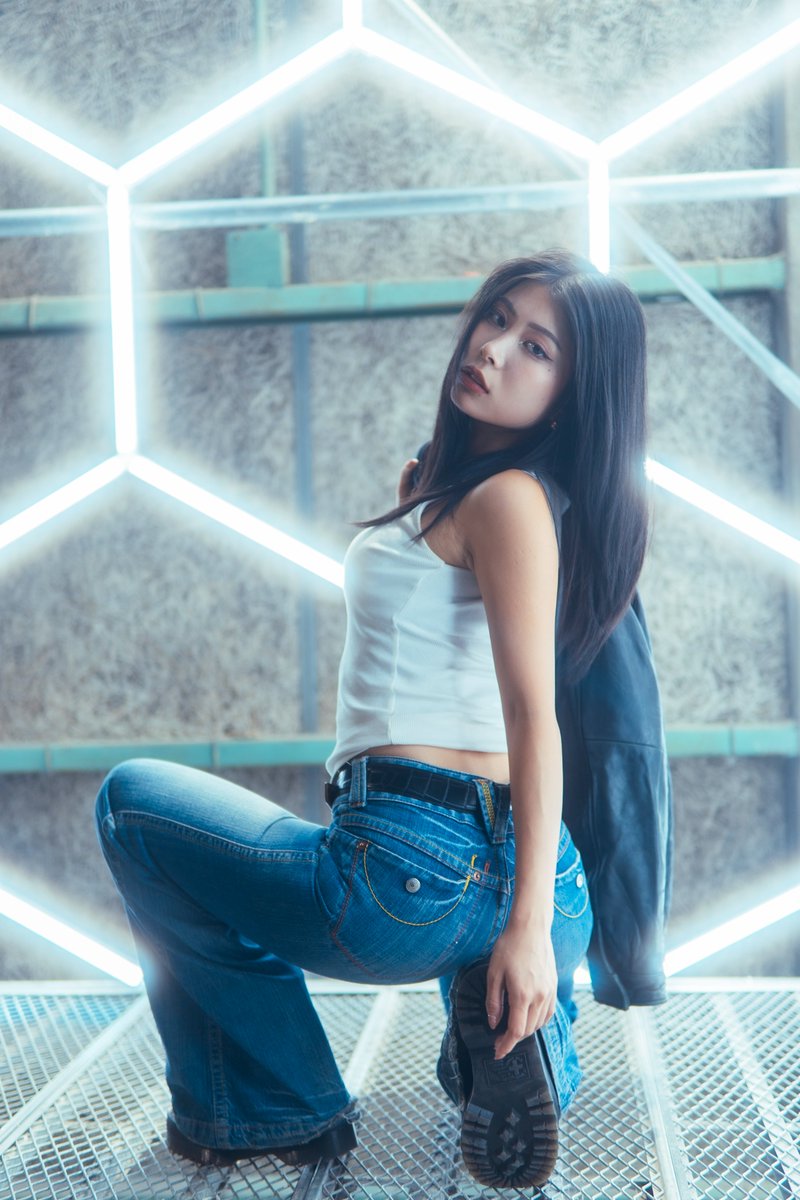 tatyu5853's tweet image. 「幾何学の檻、風に揺れる髪と横顔」

model:Mari
@mari_PHOTOMO 

#ネオンアート #urbanportrait #geometricdesign #streetstyle #sideprofile #네온프레임 #도시감성