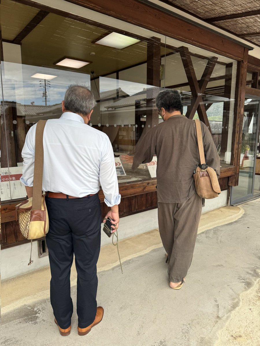 MARUYUshokai's tweet image. 我々は主に備前長船刀剣博物館を案内させて頂きました。
展示鑑賞の他、職人の工房を見学しました。
わたしたちにはすっかり見慣れた光景でしたが、現役の職人が実際に仕事をする様子が見られるのは珍しさがあるようでした。
今後もこういった交流を続けていければ幸いです☺️